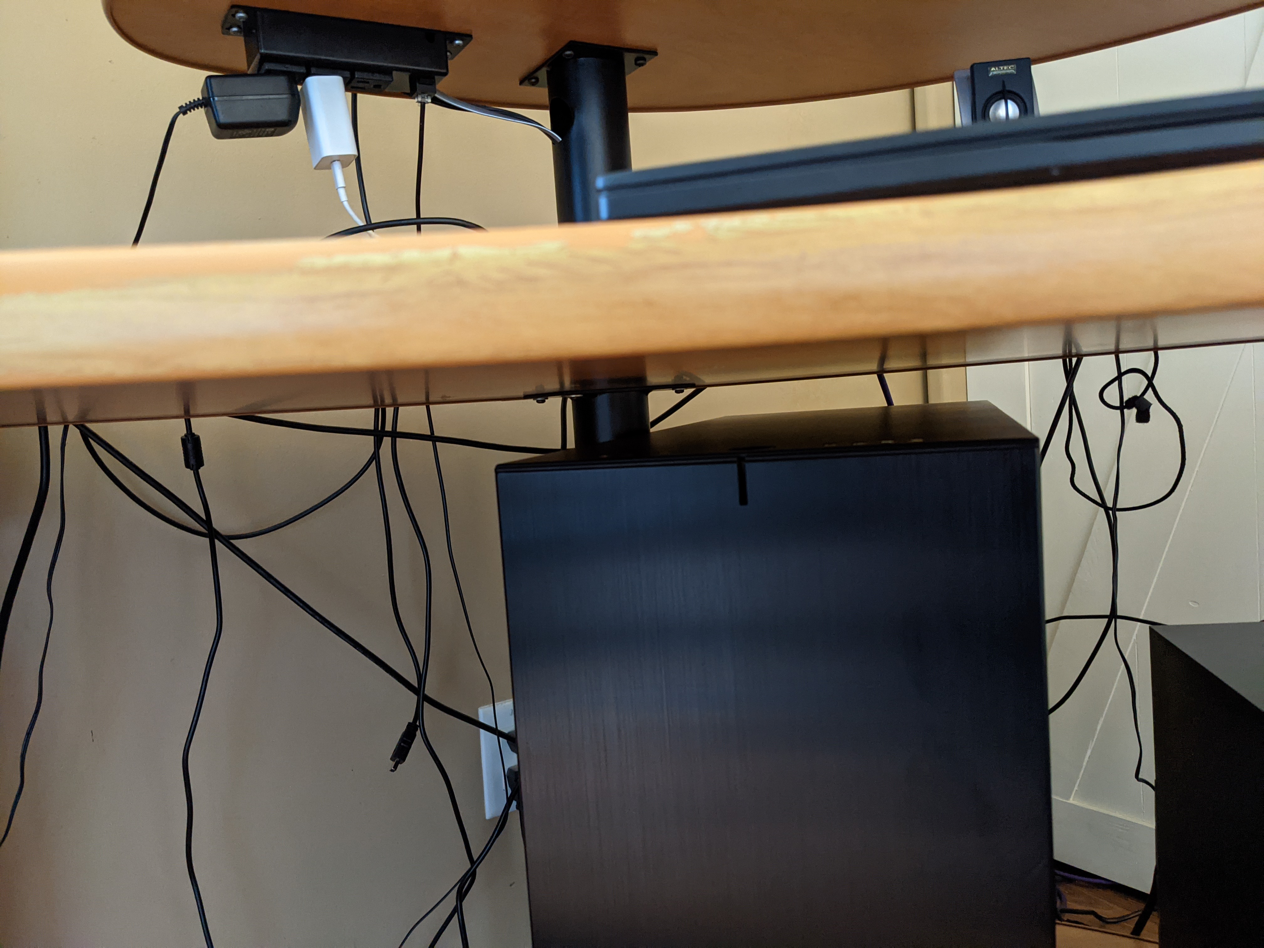 La tour trop haute pour mon bureau, ce qui condamne mes nouveaux ports USB!